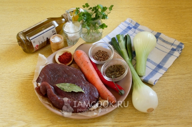 Ингредиенты для пряного гуляша из говядины на сковороде