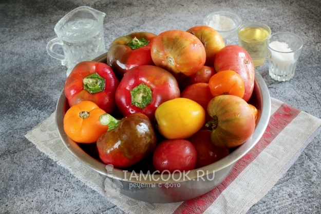 Ингредиенты для вареного салата из сладкого перца и помидоров на зиму