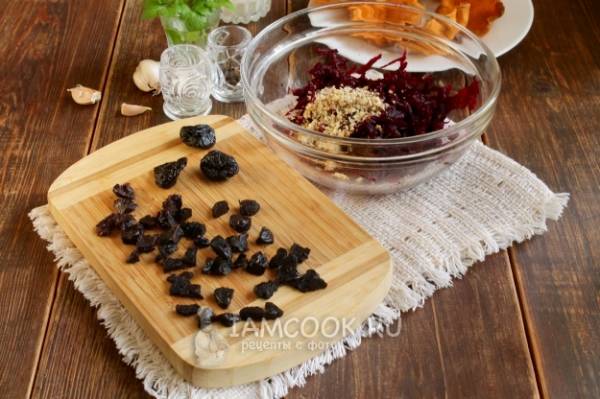 Салат из свеклы, чернослива и грецких орехов - быстрый рецепт с пошаговыми фото