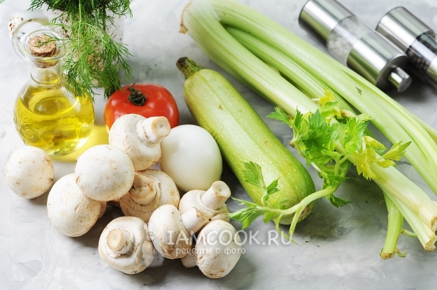 Ингредиенты для супа-пюре из кабачков с грибами и сельдереем