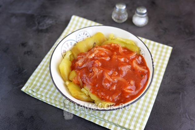 Влить томатный соус к перцам