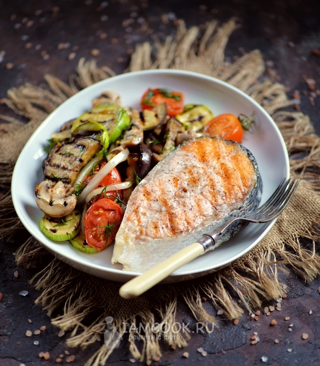 Рецепт стейка из лосося с овощами-гриль