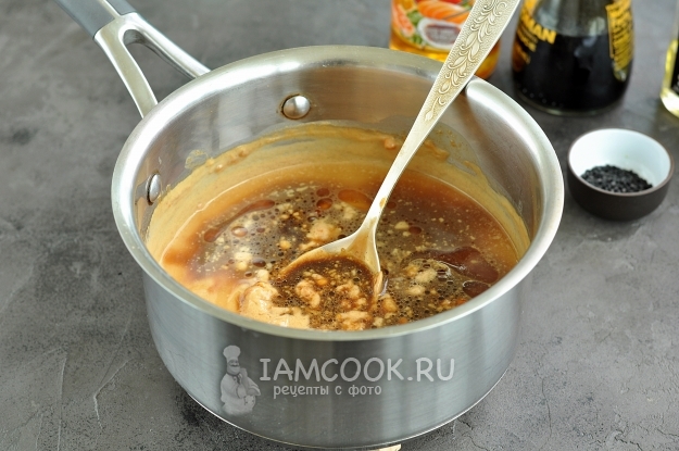 Влить соевый соус, рисовый уксус и кунжутное масло