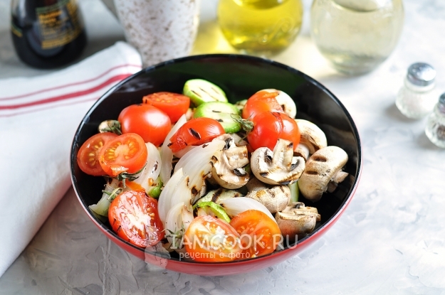 Соединить овощи и грибы в салатнике
