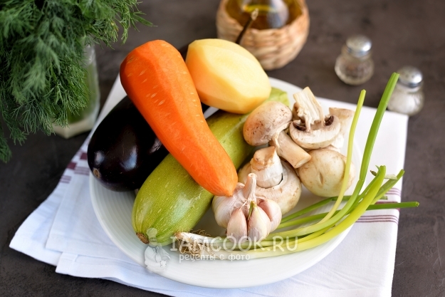 Ингредиенты для овощного супа с баклажанами и кабачками