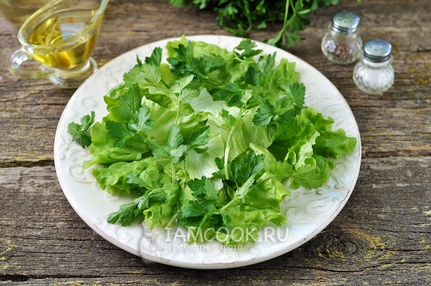 Положить листья салата на тарелку