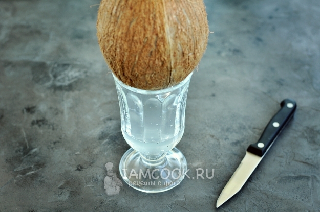 Слить кокосовое молоко