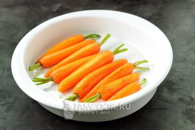 Положить морковь в форму