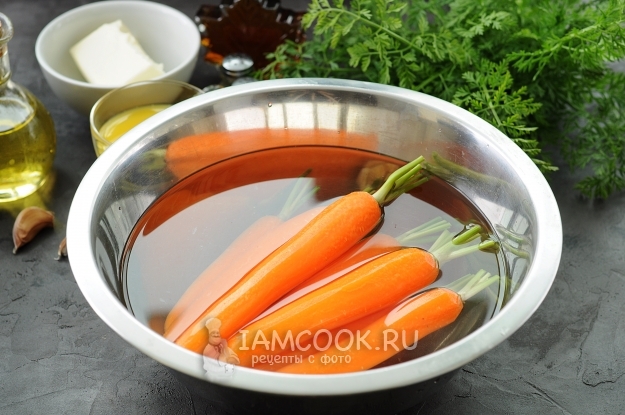 Положить морковь в холодную воду