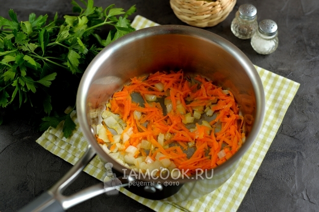 Обжарить лук с морковью