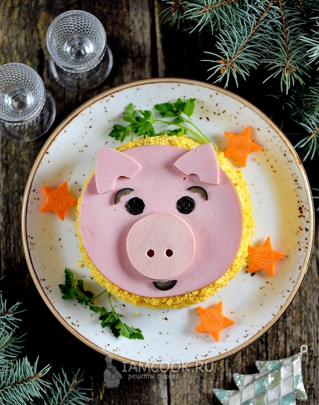 Новогодний салат «Свинка» с копченой курицей