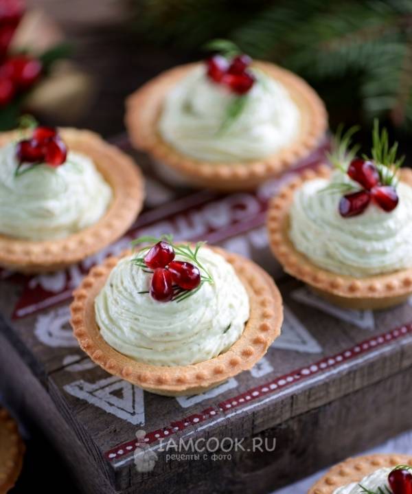 Тарталетки с икрой селедки, авокадо и творожным сыром — рецепт с фото пошагово