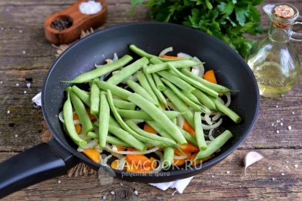 Стручковая фасоль с кабачками, тушеная в сметане