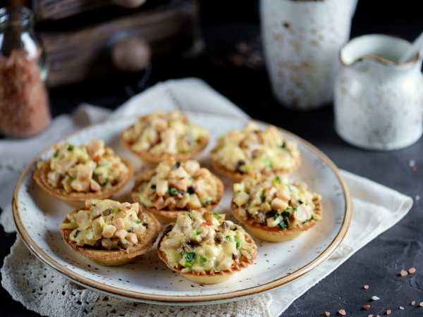 Тарталетки с копченой курицей, грибами и сыром - рецепт с фото пошагово