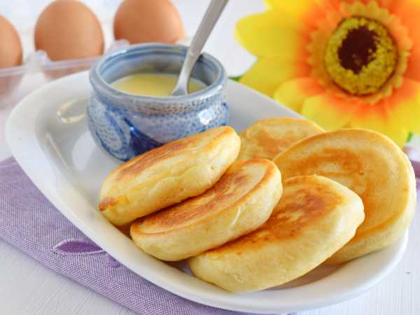 Пышные оладьи на дрожжах и молоке с яйцами: лучший рецепт приготовления