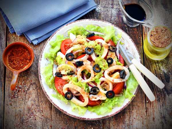 Теплый салат с кальмарами, пошаговый рецепт на ккал, фото, ингредиенты - Елена