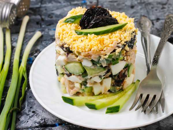 Слоёный салат «Берёзка» с грибами и курицей