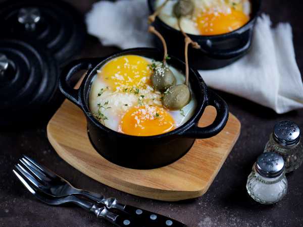 Яйца, запеченные в духовке, с колбасками