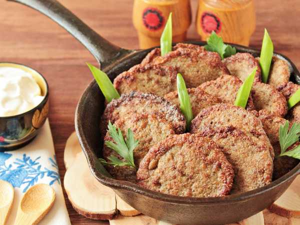 Оладьи из свиной печени с луком — рецепт с фото пошагово