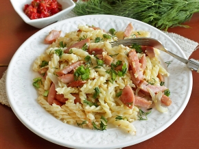 Макароны с помидорами и колбасой в мультиварке пошаговый рецепт