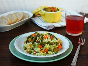 Плов с красной рыбой и овощами в горшочках