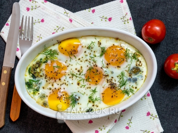 Яйца, запеченные с луком и шпинатом, рецепт с фото