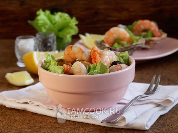 Легкий салат с кальмаром и мидиями