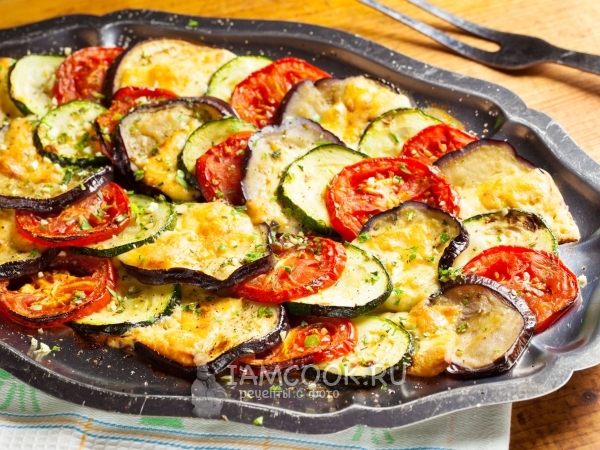 Баклажаны, кабачки, помидоры и сыр в духовке, рецепт с фото