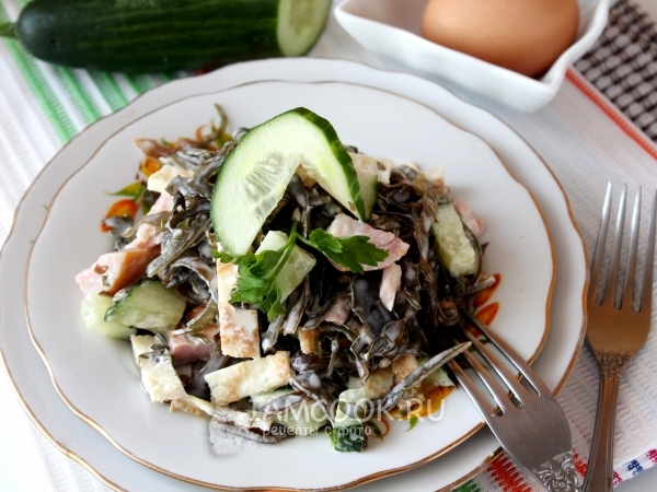 Салат с копченой курицей и морской капустой, рецепт с фото