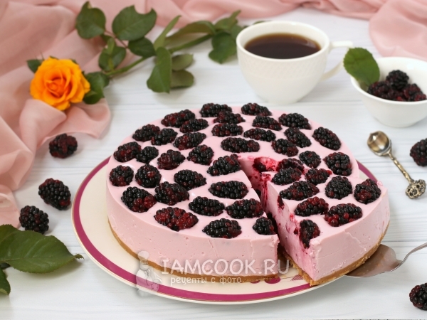 Творожно-сметанный торт с ежевикой без выпечки, рецепт с фото