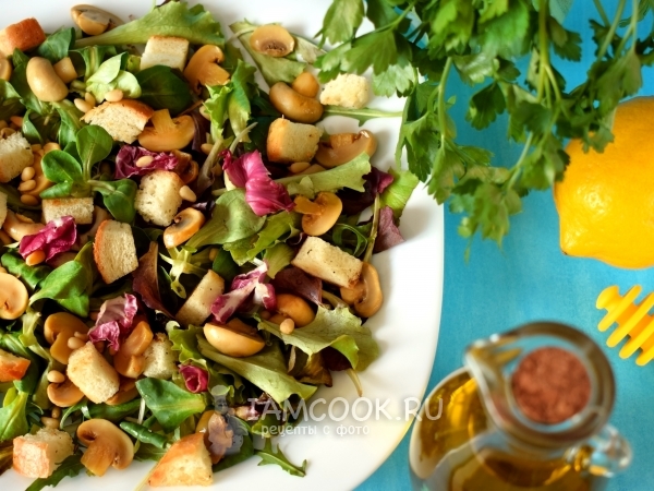 Салат с кедровыми орешками и шампиньонами, рецепт с фото