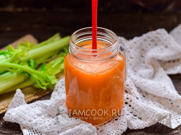 Смузи из сельдерея с апельсиновым соком, морковью и яблоком, рецепт с фото