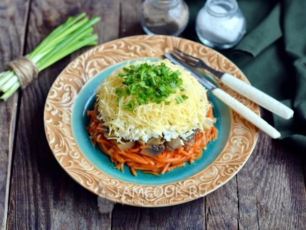 Салат с морковью по-корейски, грибами, сыром и яйцами, рецепт с фото