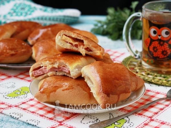 Пирожки с колбасой и сыром, рецепт с фото