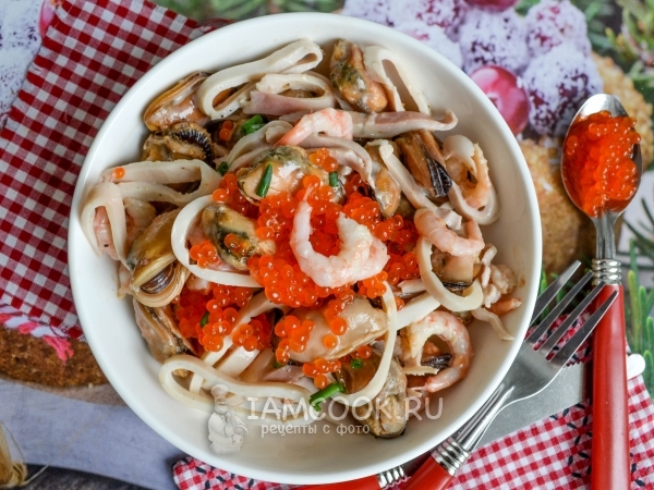 Праздничный салат с креветками, кальмарами и икрой (Морская жемчужина)