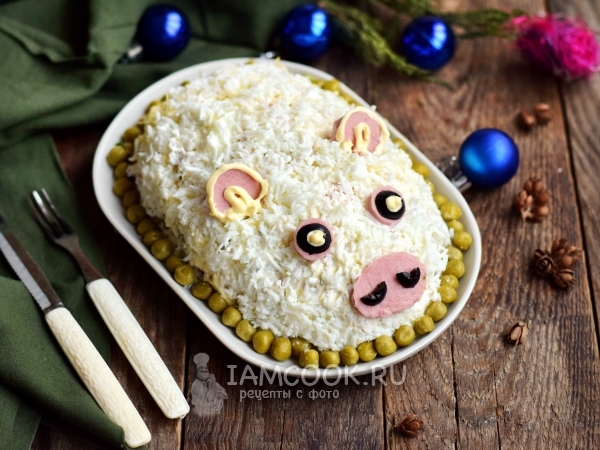 Новогодний салат «Свинка» с маринованными грибами, рецепт с фото