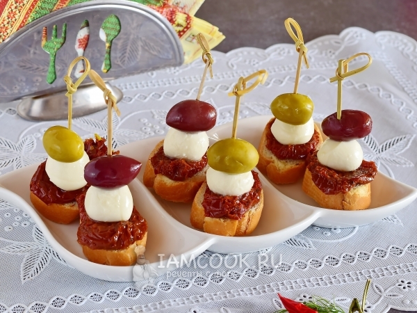 Бутерброды с вялеными томатами, моцареллой и оливками, рецепт с фото
