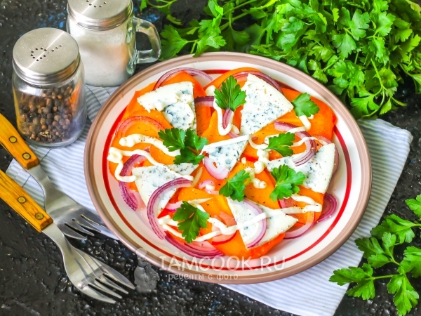 Салат с хурмой и голубым сыром, рецепт с фото