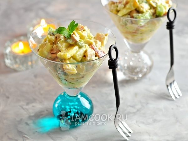 Салат с копченой куриной грудкой и ананасами, рецепт с фото