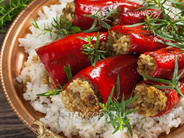 Перец, фаршированный мясом и рисом, на сковороде