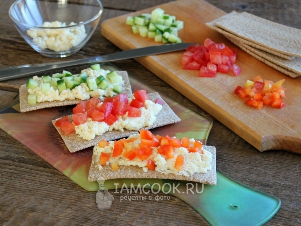 Бутерброды с творогом, овощами и сванской солью, рецепт с фото