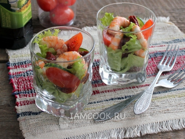Салат с вялеными помидорами и креветками, рецепт с фото