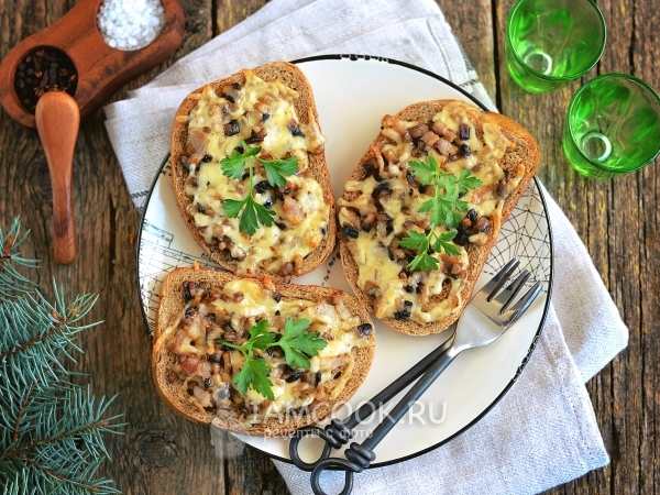 Горячие бутерброды с грибами и сыром в духовке, рецепт с фото