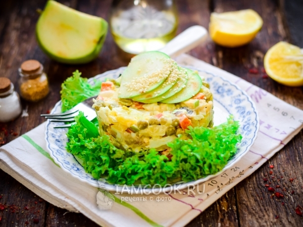 Салат с копчёной скумбрией и зелёным горошком, рецепт с фото
