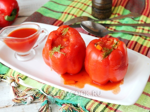 Перец, фаршированный овощами, в томатной заливке, рецепт с фото
