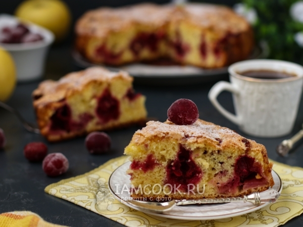 Бисквитный пирог с яблоками и вишней, рецепт с фото