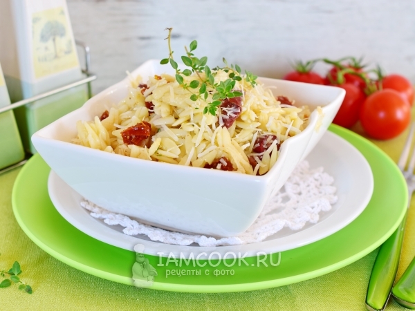 Итальянский салат с пастой орзо и вялеными томатами, рецепт с фото