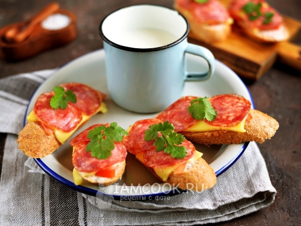 Бутерброды с колбасой и помидорами, рецепт с фото