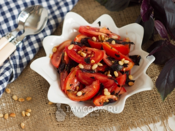 Салат из помидоров, красного базилика и кедровых орешков, рецепт с фото