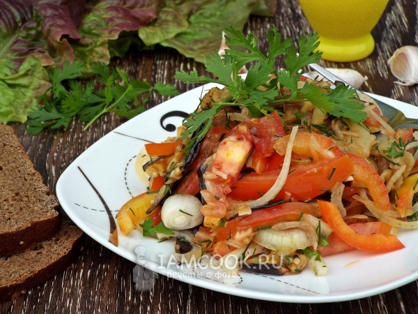 Баклажановый салат с овощами и острой заправкой, рецепт с фото